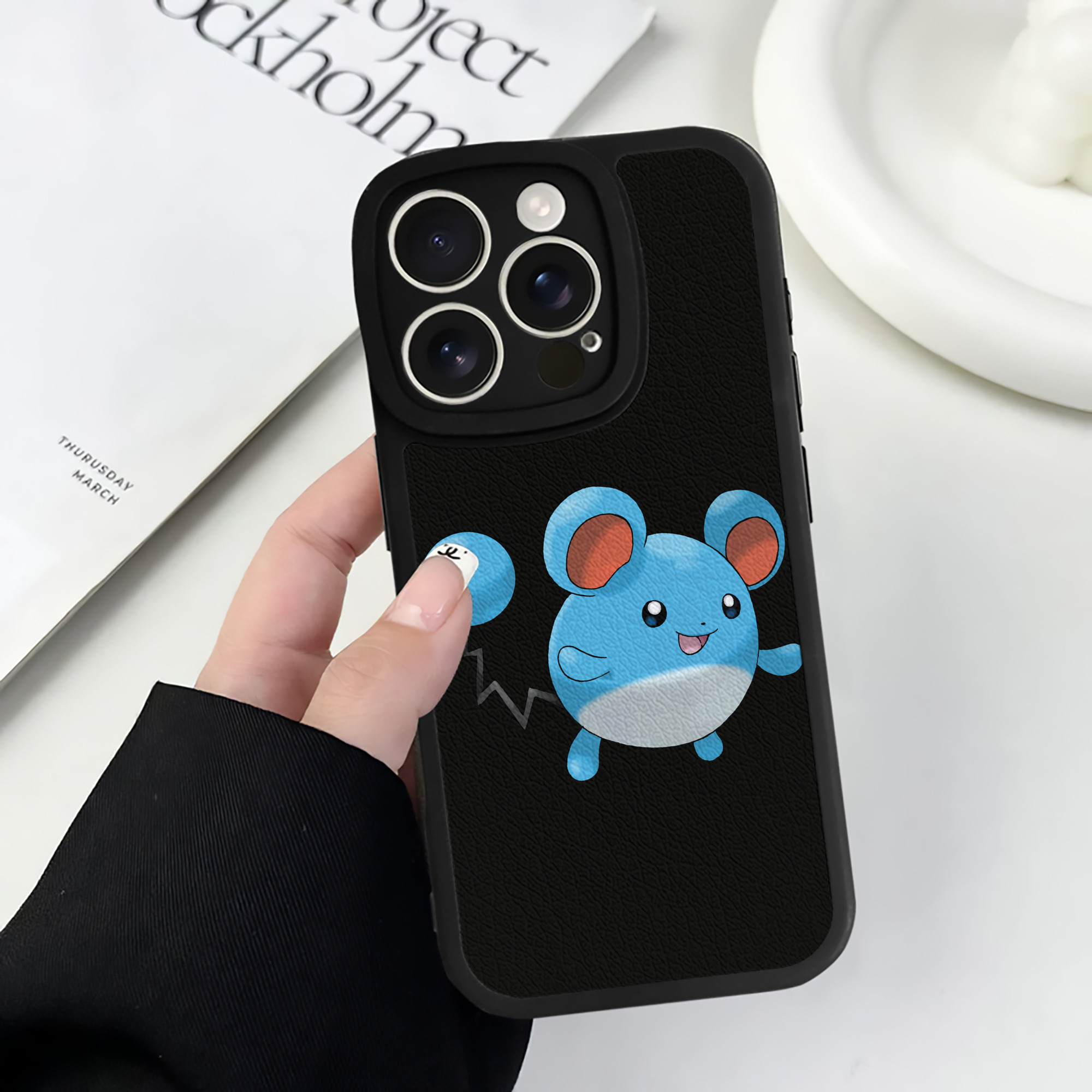 （画像用） ポケットモンスター Pokémon 【iPhone 16シリーズ対応】シリコンスマホケース（レザー調） 材質：シリコン